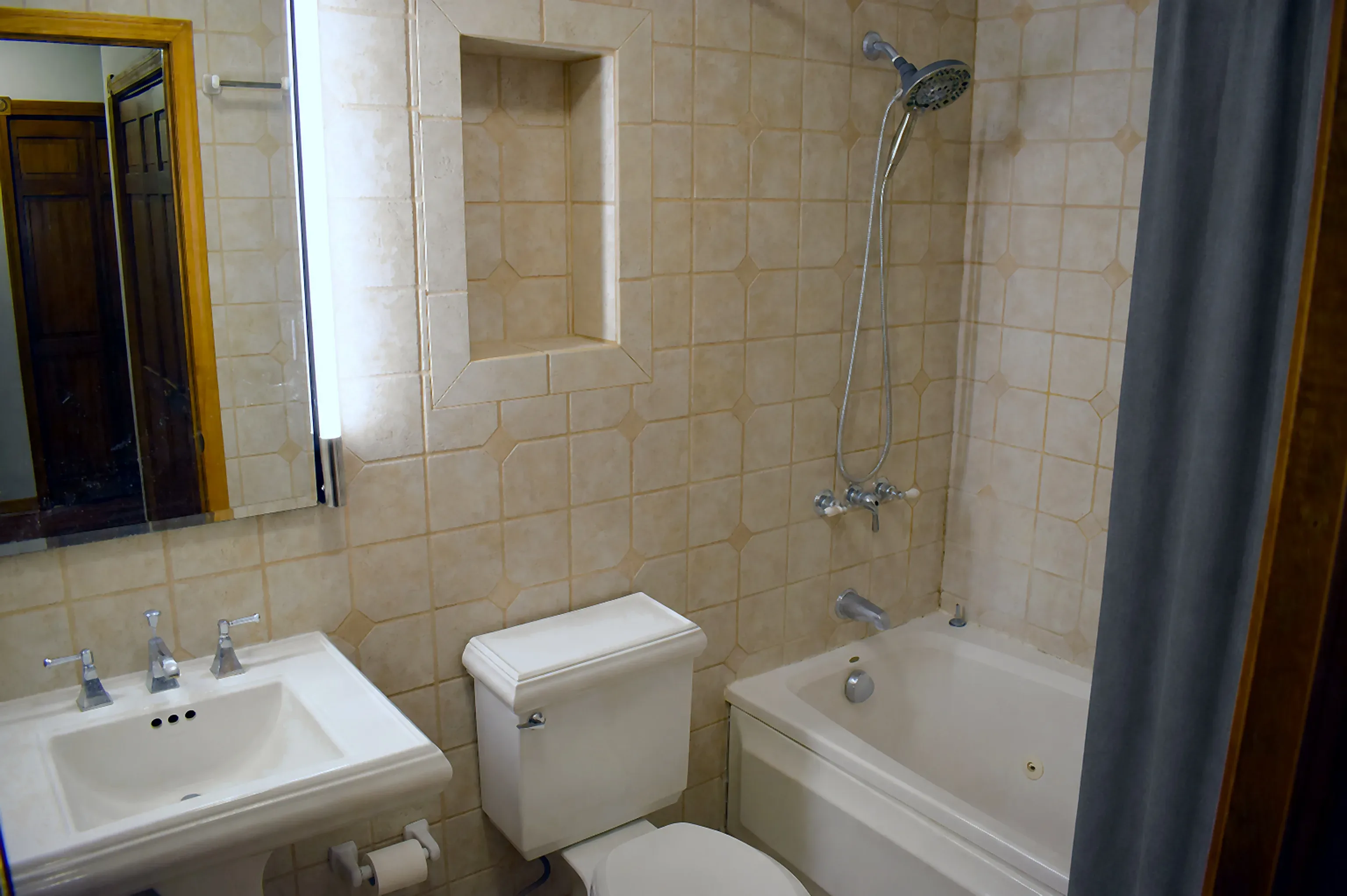 Apartment 1303 B bathroom