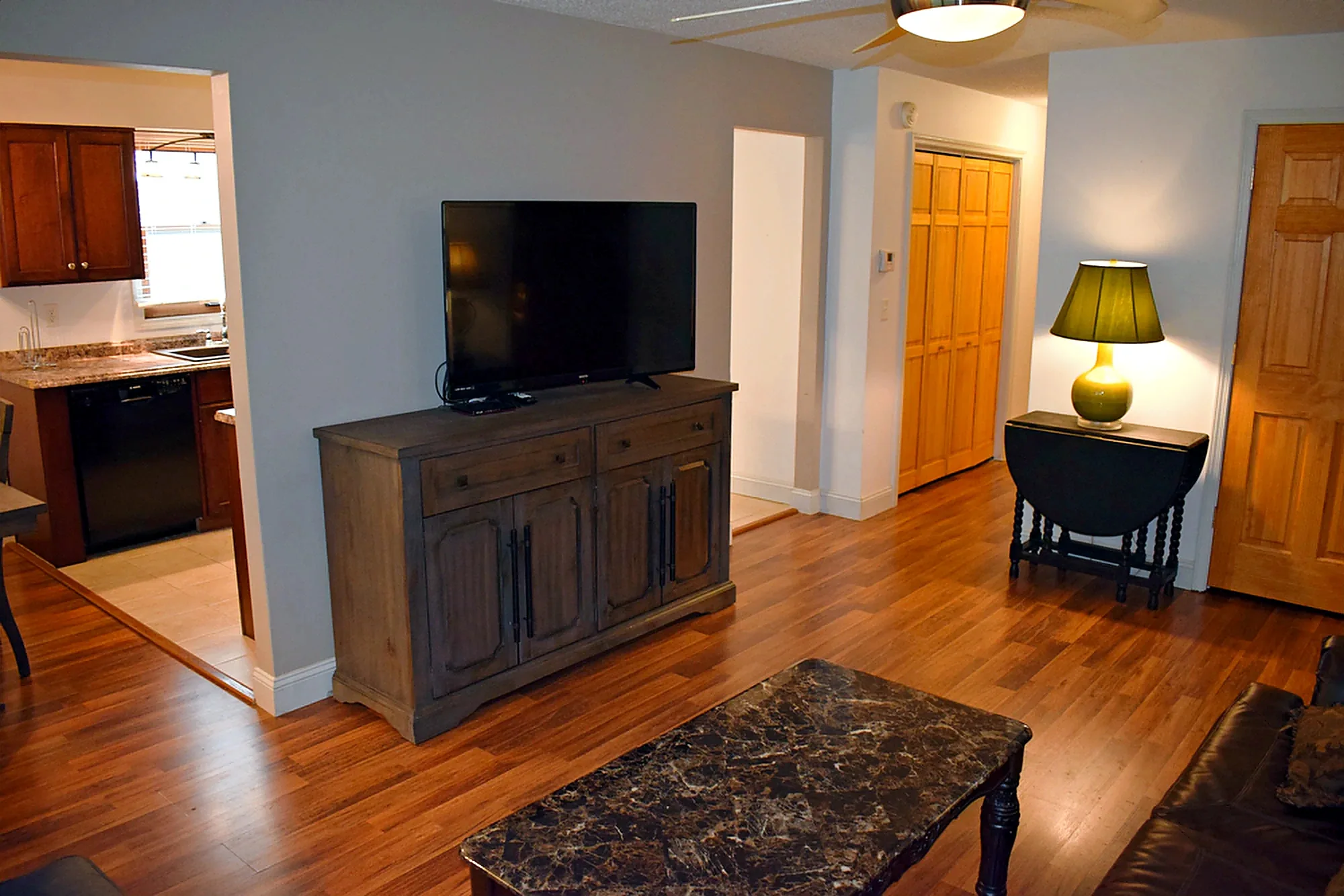 Apartment 2004 D interior view 8