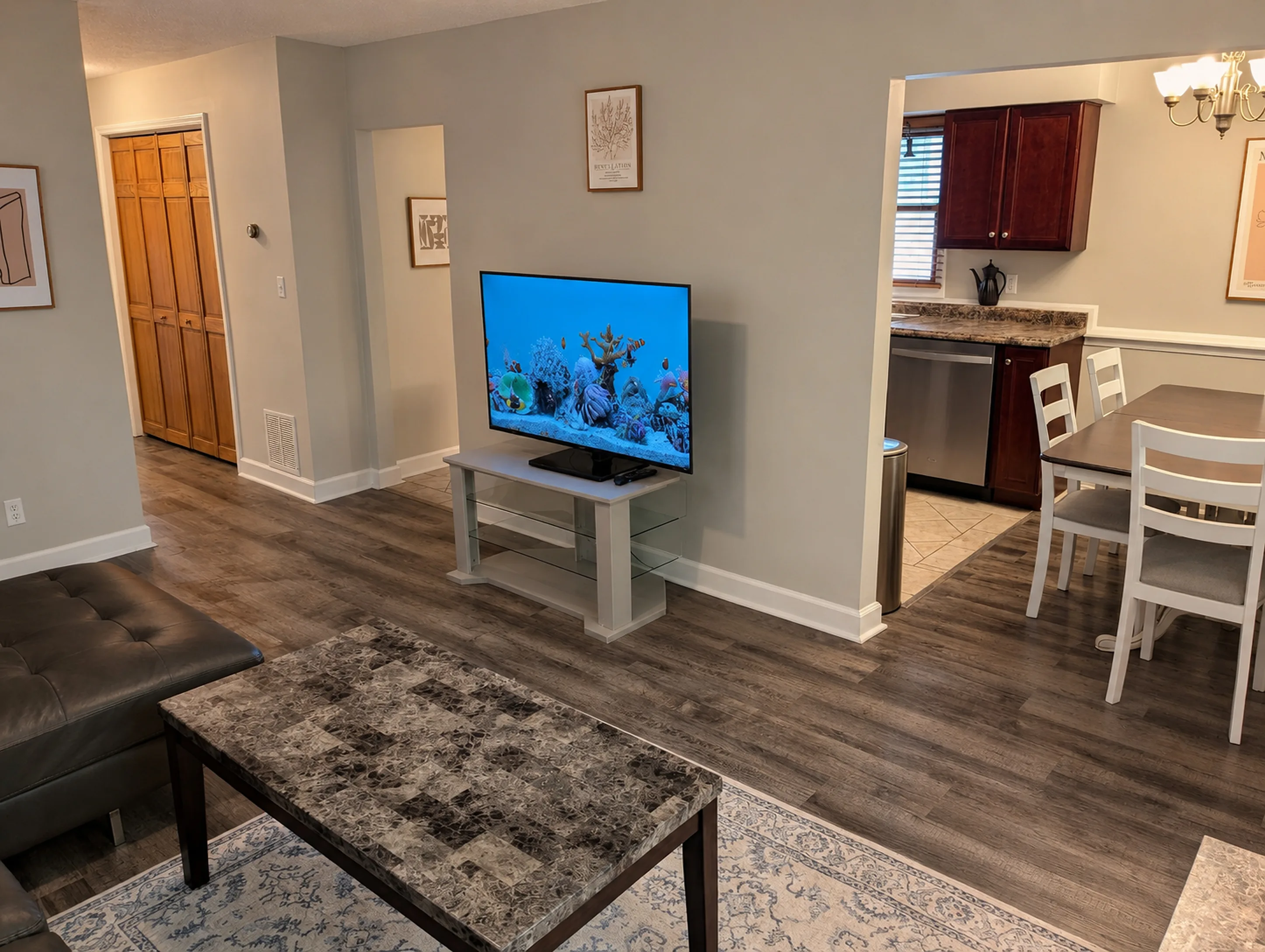 Apartment 2008 B interior view 8