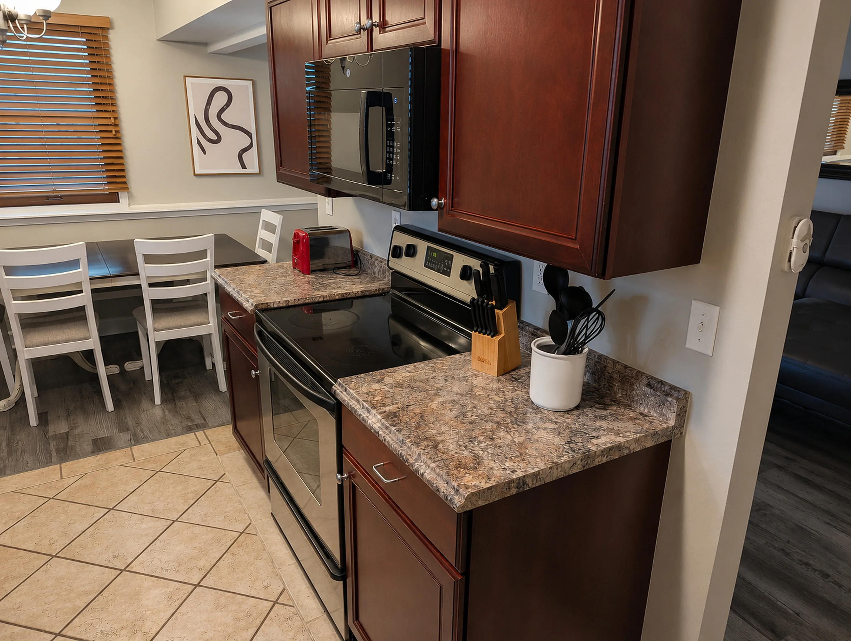 Apartment 2008 B interior view 13